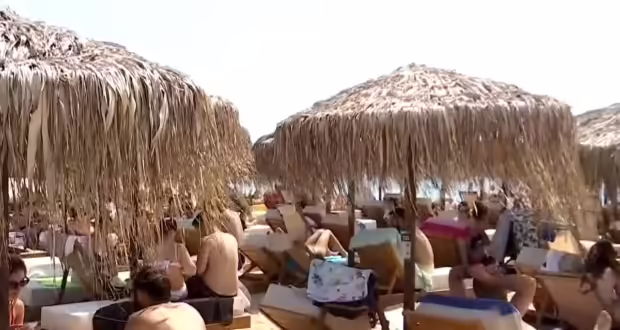 Η πρώτη μεγάλη έξοδος του καλοκαιριού – «Βούλιαξαν» οι παραλίες της Χαλκιδικής