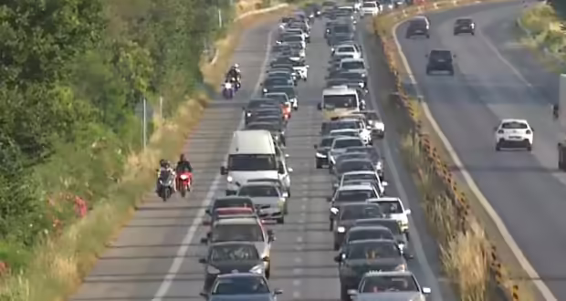 Θεσσαλονίκη: Σε εξέλιξη η επιστροφή των εκδρομέων- Χιλιάδες οχήματα επιστρέφουν από τη Χαλκιδική