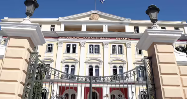 Θεσσαλονίκη: Πέταξαν μπογιές στην είσοδο του ΥΜΑΘ