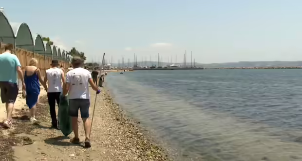 Εθελοντές και κάτοικοι της Καλαμαριάς καθάρισαν το παραλιακό μέτωπο της περιοχής