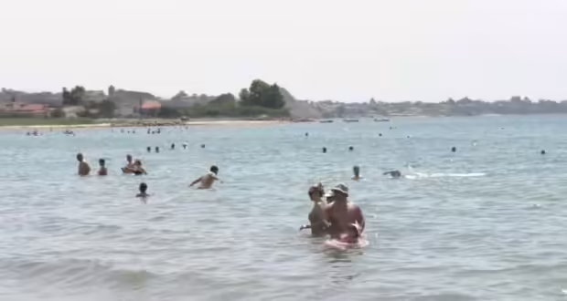 «Πλημμύρισαν» οι παραλίες της Χαλκιδικής – Προβληματισμός στους επαγγελματίες του τουρισμού για τις εξελίξεις στη Μέση Ανατολή
