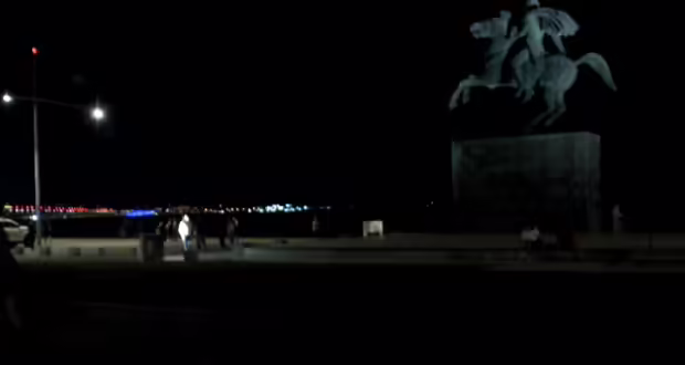 Θεσσαλονίκη: Φωταγωγήθηκαν το άγαλμα του Μεγάλου Αλεξάνδρου και τα 33 επιδαπέδια συντριβάνια της Νέας Παραλίας