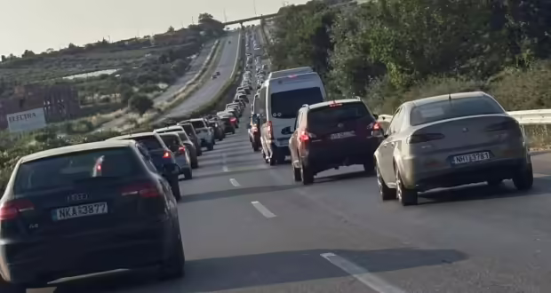 Καραμπόλα τεσσάρων οχημάτων παρέλυσε την κίνηση στην Εθνική Οδό Μουδανιών-Θεσσαλονίκης (βίντεο)