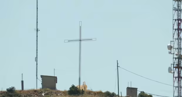 Καστοριά: Τοποθετήθηκε και πάλι ο φωτιζόμενος σταυρός στο Μαύρο Βουνό