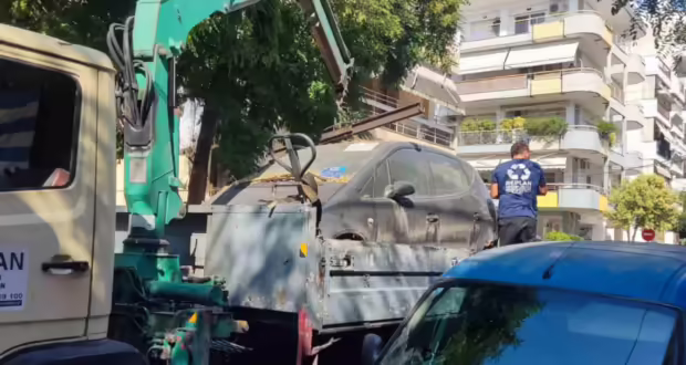 Θεσσαλονίκη: Επιχείρηση απομάκρυνσης εγκαταλελειμμένων οχημάτων από το Δήμο Καλαμαριάς