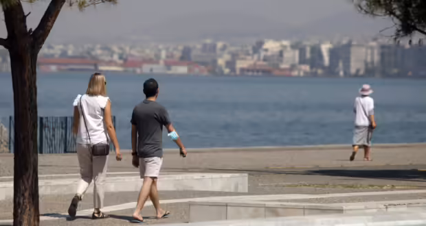Ο πρώτος καύσωνας του καλοκαιριού «έδειξε τα δόντια του»- Ανάσα δροσιάς αναζητούν οι κάτοικοι των αστικών κέντρων