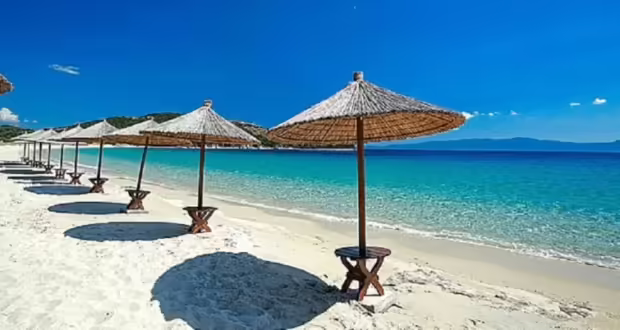 Με βουτιές στις κοντινές παραλίες οι Θεσσαλονικείς επιχειρούν να δροσιστούν