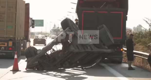 Θεσσαλονίκη: Συρόμενο νταλίκας έπεσε σε ΙΧ στα διόδια των Μαλγάρων