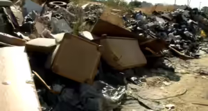 Θεσσαλονίκη: Θρυαλλίδα οι τόνοι σκουπιδιών πάνω από τον περιφερειακό του Ευόσμου